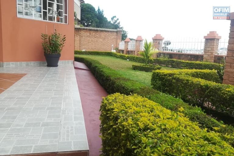 OFIM offre à la location une villa à étage F6 meublée et équipée avec un beau jardin à Ambatobe. Elle a une vue agréable bien dégagé, sécurisée 24/24 et 7/7 à 5min du Lycée Français.LOUE
