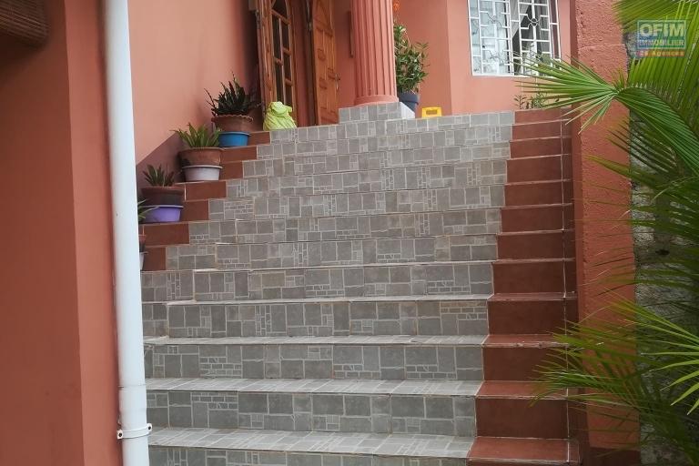OFIM offre à la location une villa à étage F6 meublée et équipée avec un beau jardin à Ambatobe. Elle a une vue agréable bien dégagé, sécurisée 24/24 et 7/7 à 5min du Lycée Français.