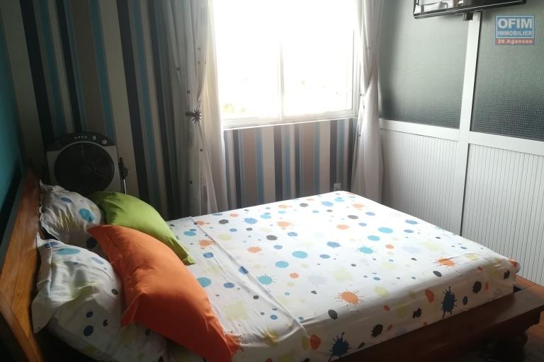 OFIM offre à la location une villa à étage F6 meublée et équipée avec un beau jardin à Ambatobe. Elle a une vue agréable bien dégagé, sécurisée 24/24 et 7/7 à 5min du Lycée Français.LOUE