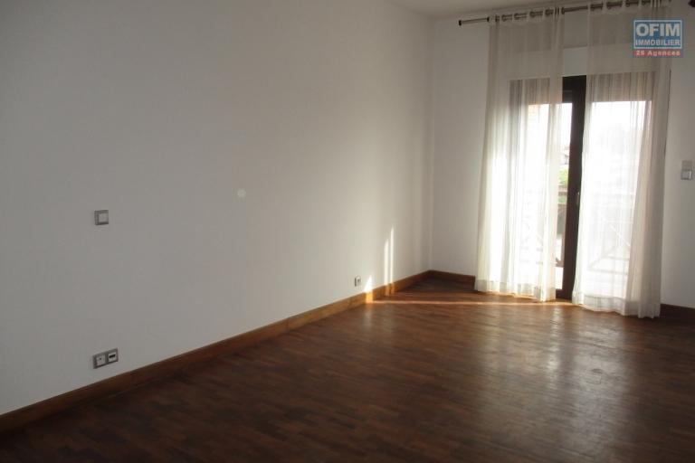 Un appartment T3 à Ambodivona ( LOUE )