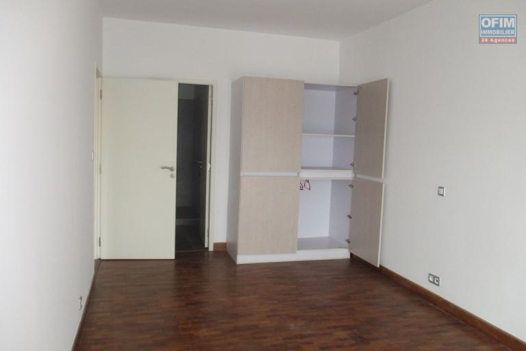 Un appartment T3 à Ambodivona ( LOUE )