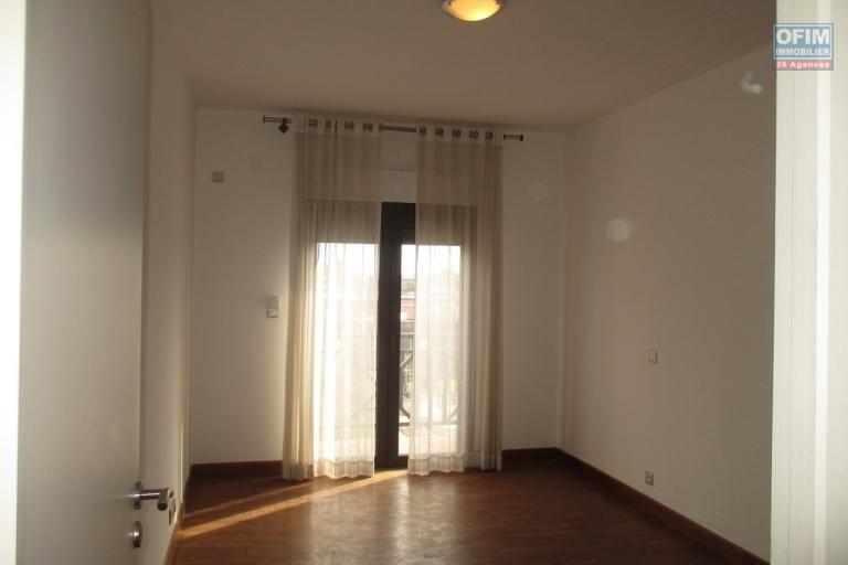 Un appartment T3 à Ambodivona ( LOUE )