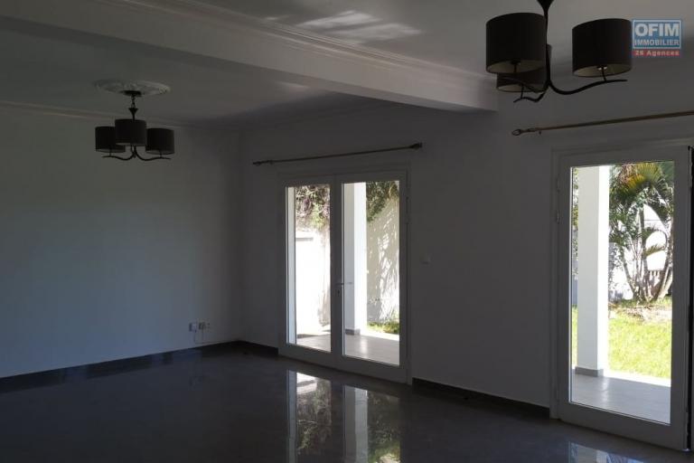 A louer une belle villa à étage de type F6 dans un quartier résidentiel d'Ambatobe à 3 minutes du Lycée français (NON DISPONIBLE)