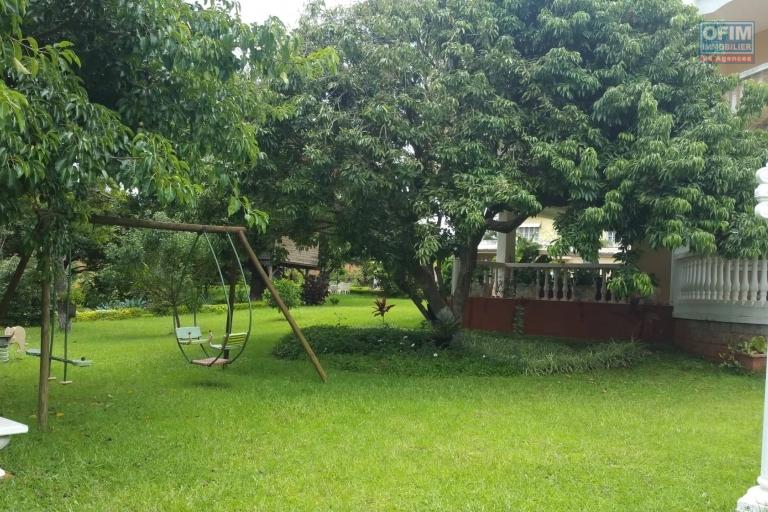 A louer une grande villa à étage meublée de haut standing avec piscine et une belle vue dégagée sur le lac d'Ambohibao de type F8 sur un terrain 4000 m² dans un quartier résidentiel sis à Ambohijanahary Ambohibao (NON DISPONIBLE)