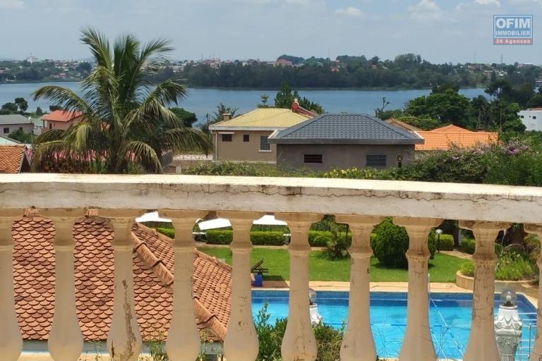 A louer une grande villa à étage meublée de haut standing avec piscine et une belle vue dégagée sur le lac d'Ambohibao de type F8 sur un terrain 4000 m² dans un quartier résidentiel sis à Ambohijanahary Ambohibao