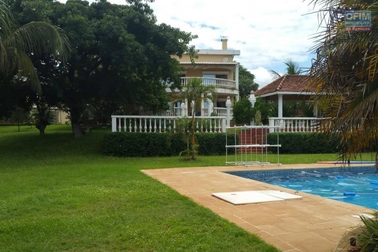 A louer une grande villa à étage meublée de haut standing avec piscine et une belle vue dégagée sur le lac d'Ambohibao de type F8 sur un terrain 4000 m² dans un quartier résidentiel sis à Ambohijanahary Ambohibao