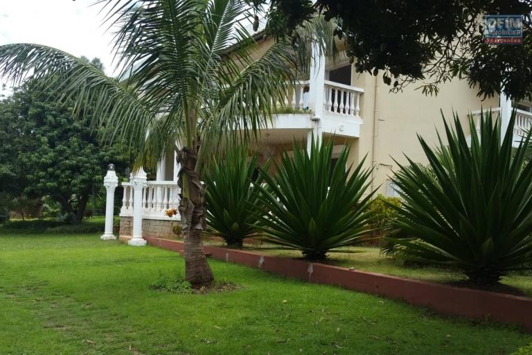 A louer une grande villa à étage meublée de haut standing avec piscine et une belle vue dégagée sur le lac d'Ambohibao de type F8 sur un terrain 4000 m² dans un quartier résidentiel sis à Ambohijanahary Ambohibao (NON DISPONIBLE)
