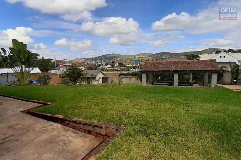 Propriété de 1862 m2 avec 2 villas et un studio sise à Iavoloha- Antananarivo