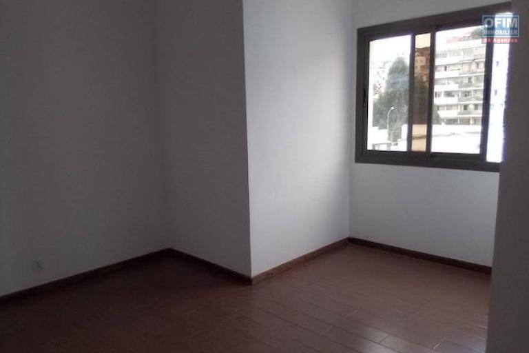A louer un appartement neuf T4 dans un immeuble de standing dans un quartier calme à Antsakaviro