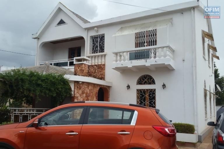 A louer une villa à étage de type F5 à proximité de toutes les commodités à deux pas du centre commercial SHOPRITTE sis à Ambohinambo Talatamaty