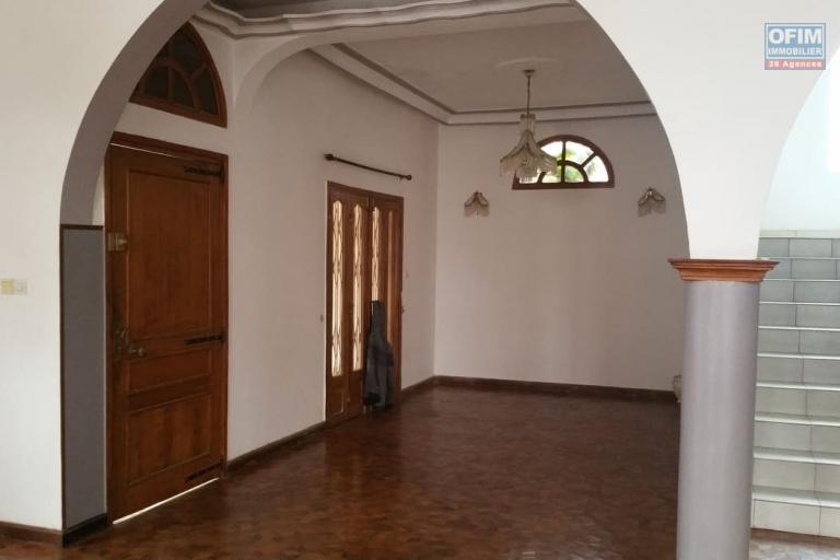 A louer une villa à étage de type F5 à proximité de toutes les commodités à deux pas du centre commercial SHOPRITTE sis à Ambohinambo Talatamaty (NON DISPONIBLE)