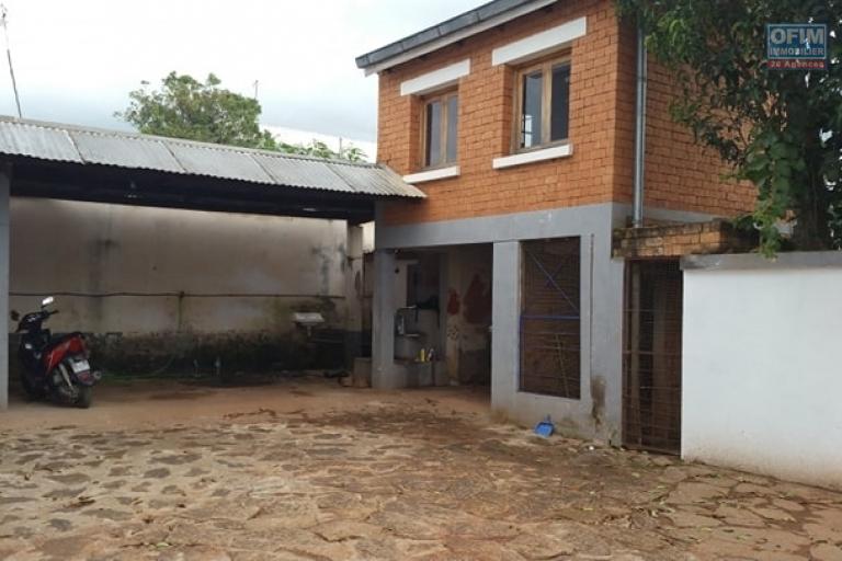 A louer une villa à étage de type F5 à proximité de toutes les commodités à deux pas du centre commercial SHOPRITTE sis à Ambohinambo Talatamaty
