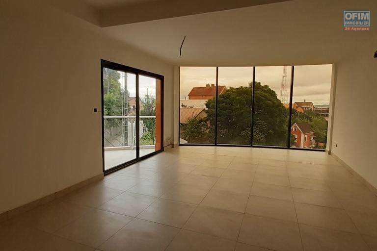 A vendre, bel appartement T3 neuf de 104 m2 avec vue imprenable sur la Haute ville- Antananarivo