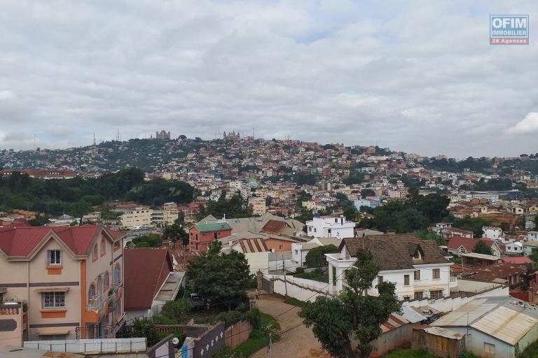 A vendre bel appartement T4 duplex neuf avec une très belle vue à Tsiadana proche du centre ville .