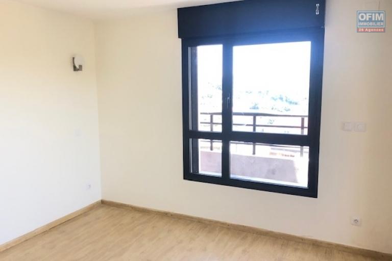 A vendre bel appartement T4 duplex neuf avec une très belle vue à Tsiadana proche du centre ville .