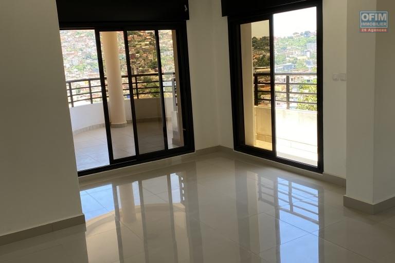 A vendre bel appartement T5 duplex neuf avec une très belle vue à Tsiadana proche du centre ville .