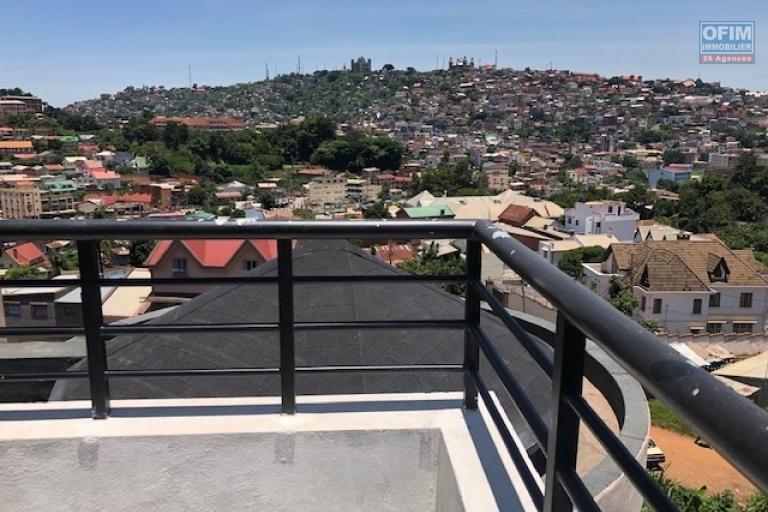 A vendre bel appartement T5 duplex neuf avec une très belle vue à Tsiadana proche du centre ville .