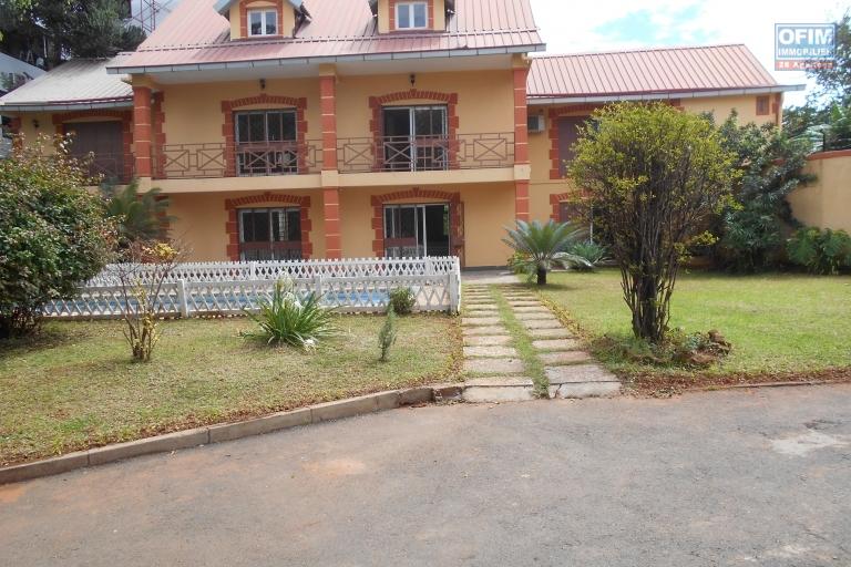 A louer une villa F7 avec piscine et jardin à Ivandry ( LOUE )