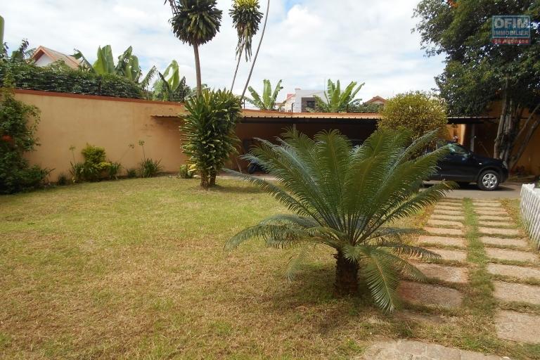 A louer une villa F7 avec piscine et jardin à Ivandry ( LOUE )