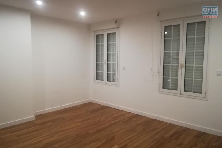 OFIM offre à la location trois appartements en duplex neufs de type T4 de 150m2 et 160m2 sis sur la haute ville de Tanà . Ces appartements sont dans un quartier calme et séurisé avec une splendide vue de toute la ville.