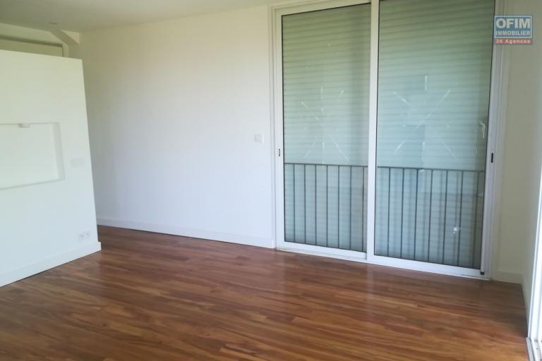 OFIM offre à la location trois appartements en duplex neufs de type T4 de 150m2 et 160m2 sis sur la haute ville de Tanà . Ces appartements sont dans un quartier calme et séurisé avec une splendide vue de toute la ville.