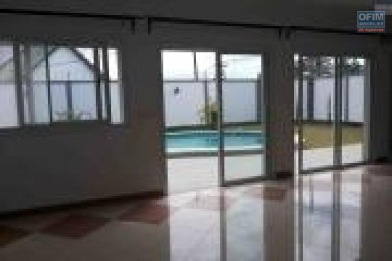 OFIM offre en location une villa F6 avec piscine et jardin dans une résidence à Ivandry.