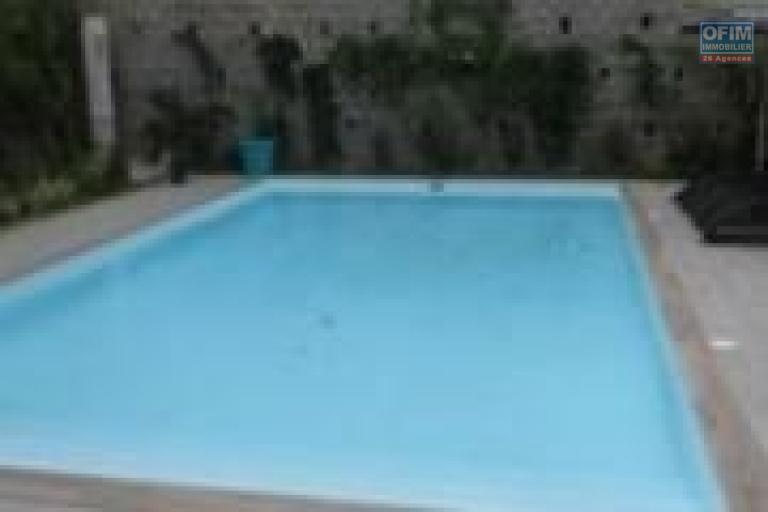 OFIM met à la location des appartements de standing avec piscine sis à Ambatobe à 5 minutes du Lycée Français.