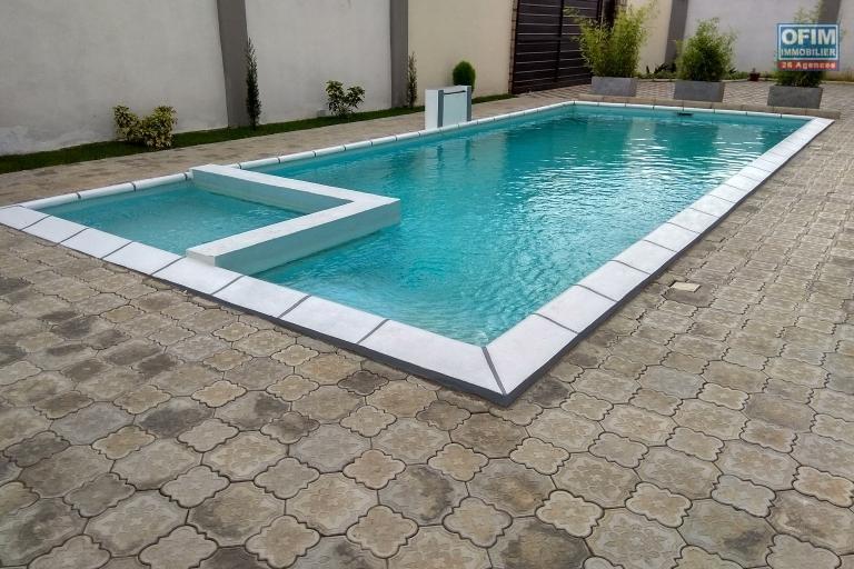OFIM offre en location une Villa F7 à étage neuve avec piscine à quelques min du lycée Français, à moins de 10min d'Ambatobe.LOUE