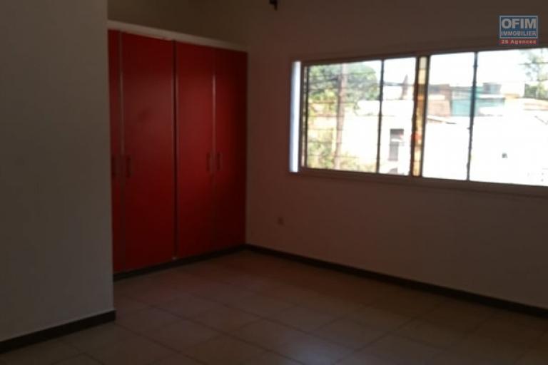 A louer un appartement de type F4 avec surface habitable de 110 m² dans un bâtiment récemment construit bord de route principale sis à Antanetibe Ivato à 5 minutes de l'aéroport (NON DISPONIBLE)