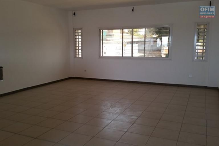 A louer un appartement de type F4 avec surface habitable de 110 m² dans un bâtiment récemment construit bord de route principale sis à Antanetibe Ivato à 5 minutes de l'aéroport (NON DISPONIBLE)