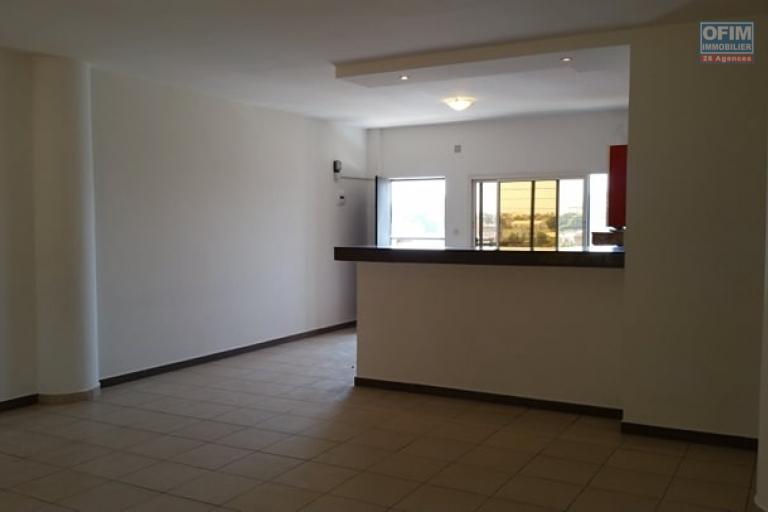 A louer un appartement de type F4 avec surface habitable de 110 m² dans un bâtiment récemment construit bord de route principale sis à Antanetibe Ivato à 5 minutes de l'aéroport (NON DISPONIBLE)