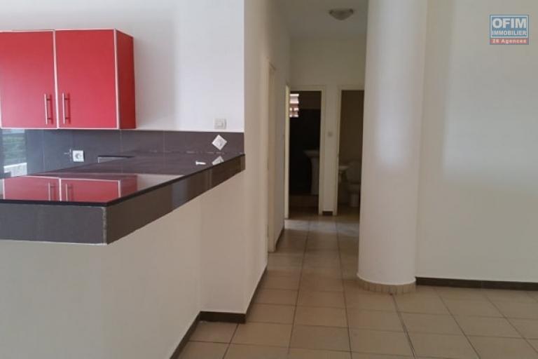 A louer un appartement de type F4 avec surface habitable de 110 m² dans un bâtiment récemment construit bord de route principale sis à Antanetibe Ivato à 5 minutes de l'aéroport (NON DISPONIBLE)