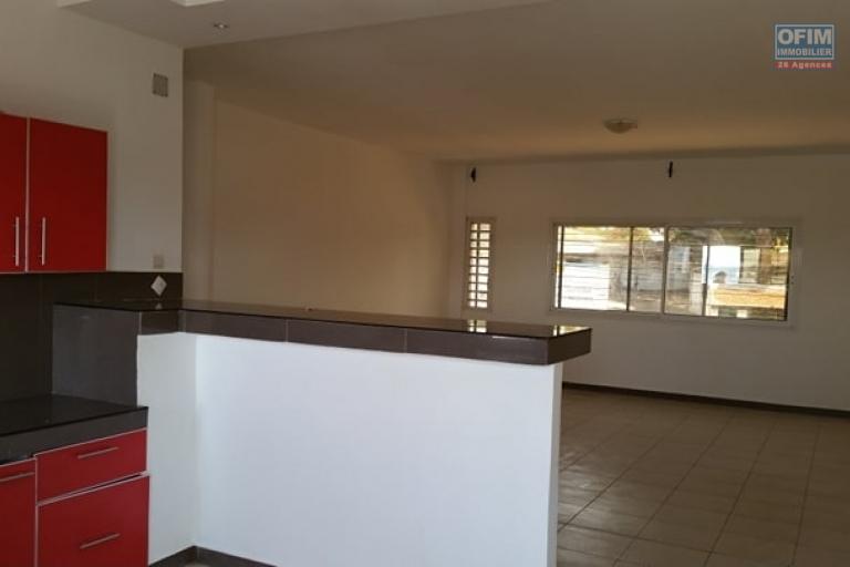 A louer un appartement de type F4 avec surface habitable de 110 m² dans un bâtiment récemment construit bord de route principale sis à Antanetibe Ivato à 5 minutes de l'aéroport (NON DISPONIBLE)