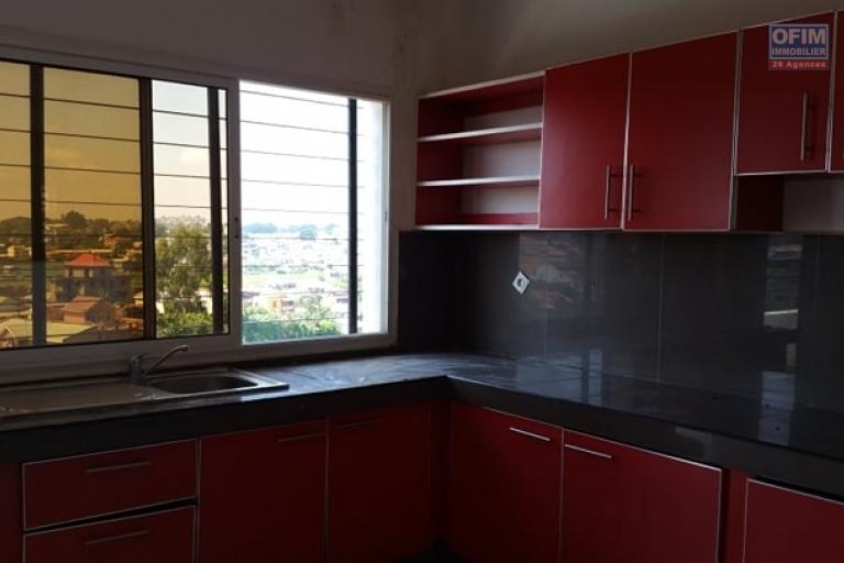 A louer un appartement de type F4 avec surface habitable de 110 m² dans un bâtiment récemment construit bord de route principale sis à Antanetibe Ivato à 5 minutes de l'aéroport (NON DISPONIBLE)