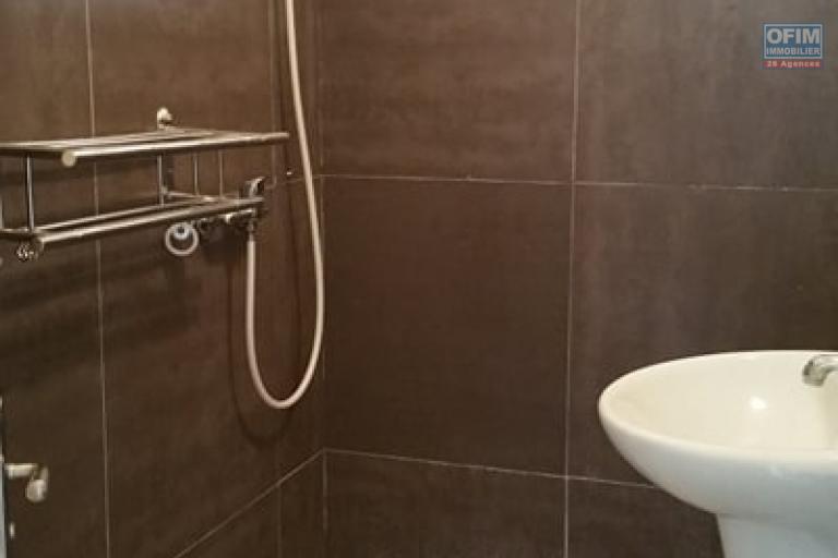 A louer un appartement de type F4 avec surface habitable de 110 m² dans un bâtiment récemment construit bord de route principale sis à Antanetibe Ivato à 5 minutes de l'aéroport (NON DISPONIBLE)