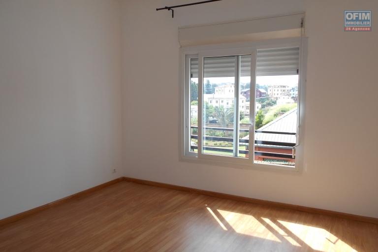 Un appartement T3 sécurisé à Ambohimiandra