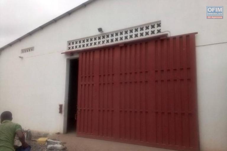A louer un entrepôt de 200m2 dans un endroit facile d'accès à Ivato