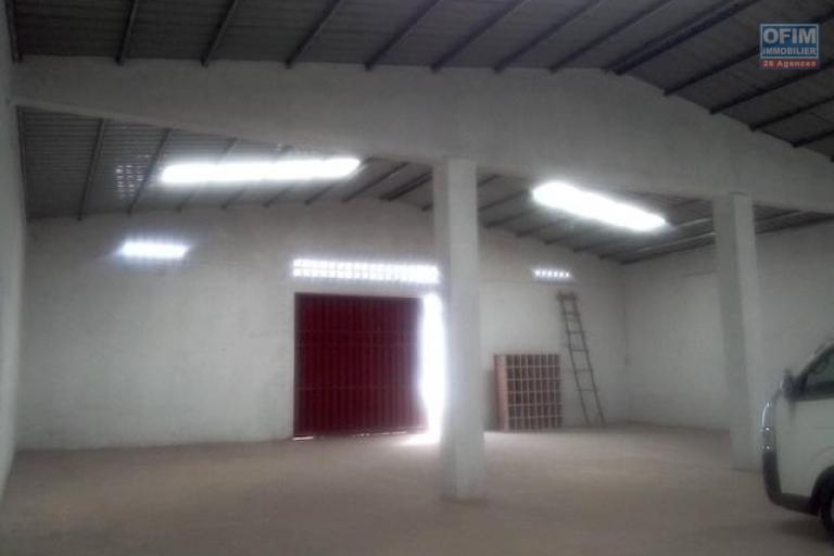 A louer un entrepôt de 250m2 dans un endroit facile d'accès à Ivato
