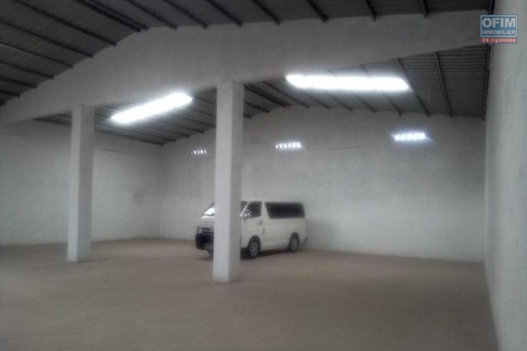 A louer un entrepôt de 250m2 dans un endroit facile d'accès à Ivato