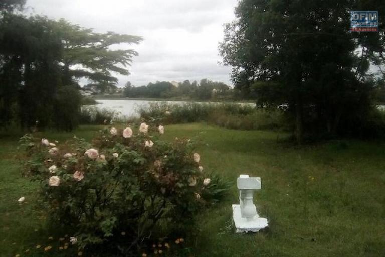 A louer une belle villa à étage F3 au bord du lac à 5 minutes de l'école primaire C à Ambohibao