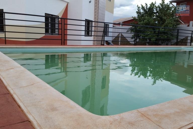 À louer une grande villa à étage de type F8 avec piscine non loin de l' aéroport international Ivato sis à Anosiala Ambohidratrimo