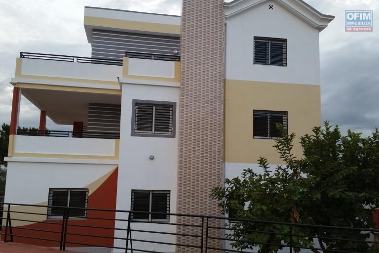 À louer une grande villa à étage de type F8 avec piscine non loin de l' aéroport international Ivato sis à Anosiala Ambohidratrimo