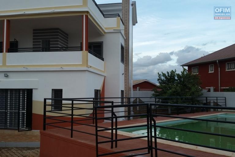 À louer une grande villa à étage de type F8 avec piscine non loin de l' aéroport international Ivato sis à Anosiala Ambohidratrimo