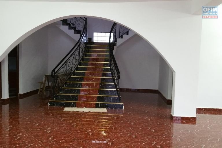 À louer une grande villa à étage de type F8 avec piscine non loin de l' aéroport international Ivato sis à Anosiala Ambohidratrimo