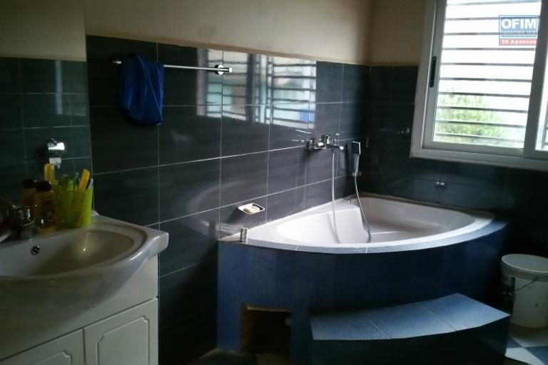 À louer une grande villa à étage de type F8 avec piscine non loin de l' aéroport international Ivato sis à Anosiala Ambohidratrimo