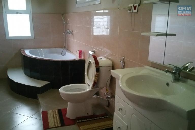 À louer une grande villa à étage de type F8 avec piscine non loin de l' aéroport international Ivato sis à Anosiala Ambohidratrimo