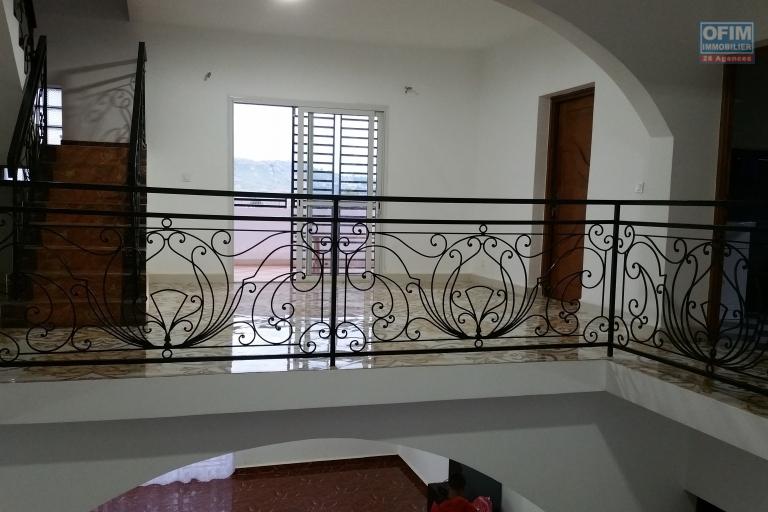 À louer une grande villa à étage de type F8 avec piscine non loin de l' aéroport international Ivato sis à Anosiala Ambohidratrimo