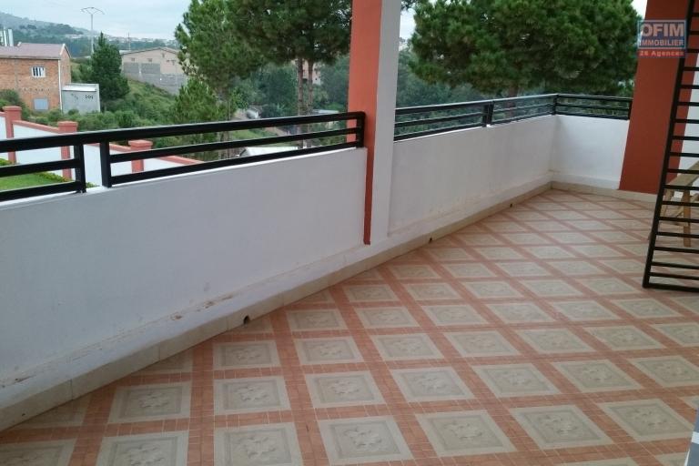 À louer une grande villa à étage de type F8 avec piscine non loin de l' aéroport international Ivato sis à Anosiala Ambohidratrimo