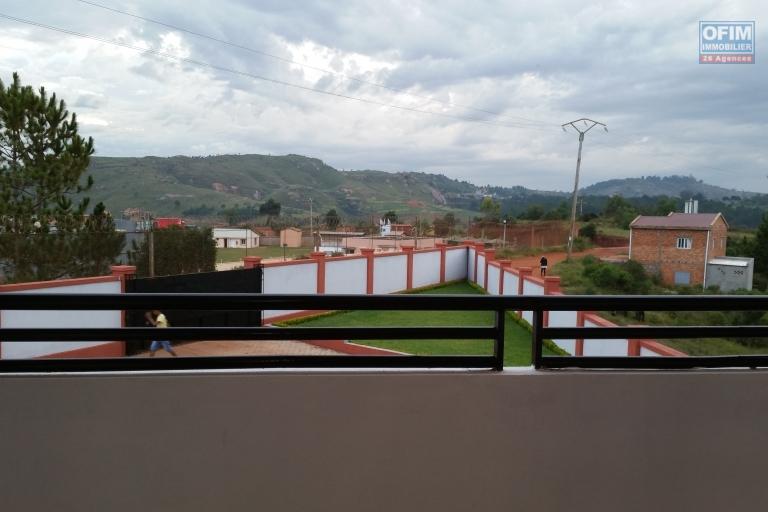 À louer une grande villa à étage de type F8 avec piscine non loin de l' aéroport international Ivato sis à Anosiala Ambohidratrimo