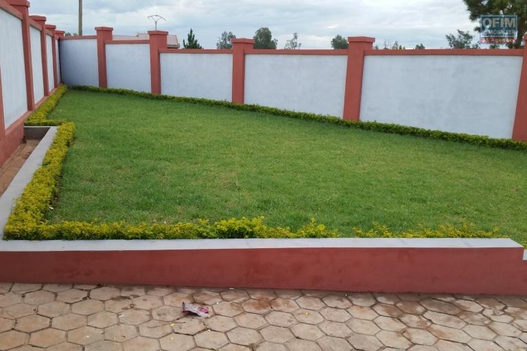 À louer une grande villa à étage de type F8 avec piscine non loin de l' aéroport international Ivato sis à Anosiala Ambohidratrimo
